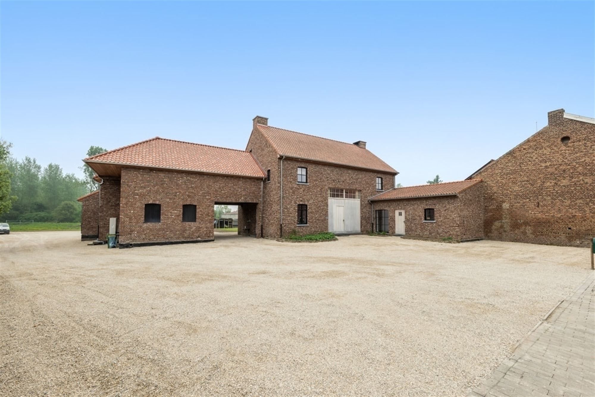 UNIEKE LANDELIJKE GEZINSWONING MET BIJBOUW VAN 320M² OP PRACHTIG PERCEEL  foto {{pictureIndex}}