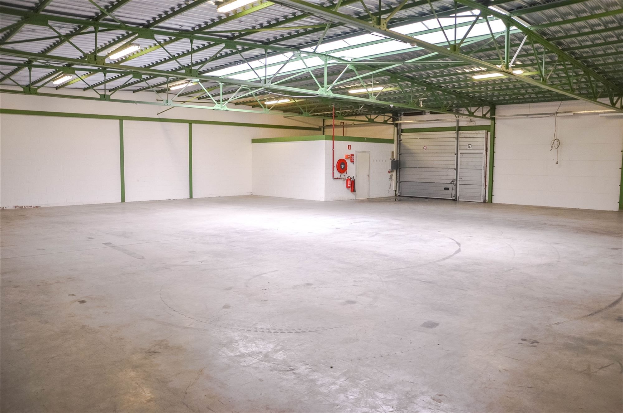 Ruime loods van 400m² met kantoor en parking foto 5