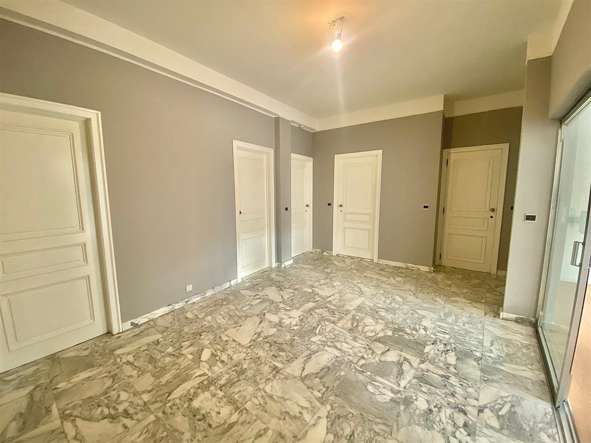 Zeer ruim appartement met drie slaapkamers en garage  foto 11