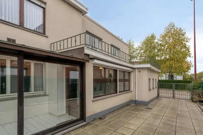 HALFOPEN BEBOUWING MET VEEL RENOVATIEPOTENTIEEL EN RUIM DAKTERRAS foto 2