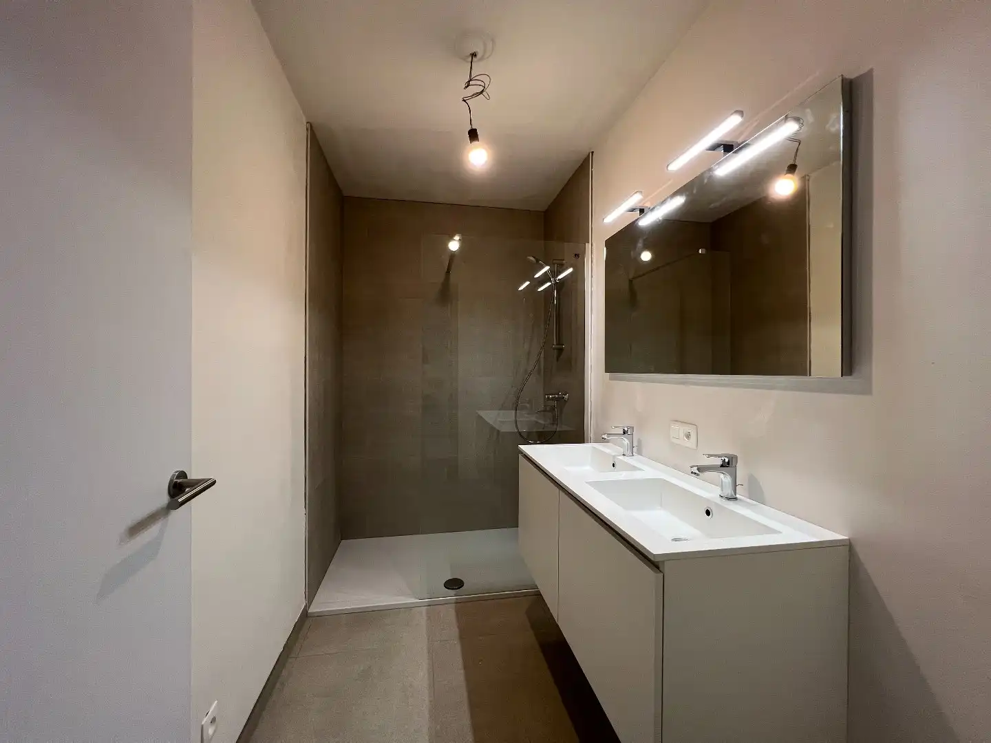 Nieuwbouwappartement met 2 slaapkamers en 2 terrassen te Ieper foto 9