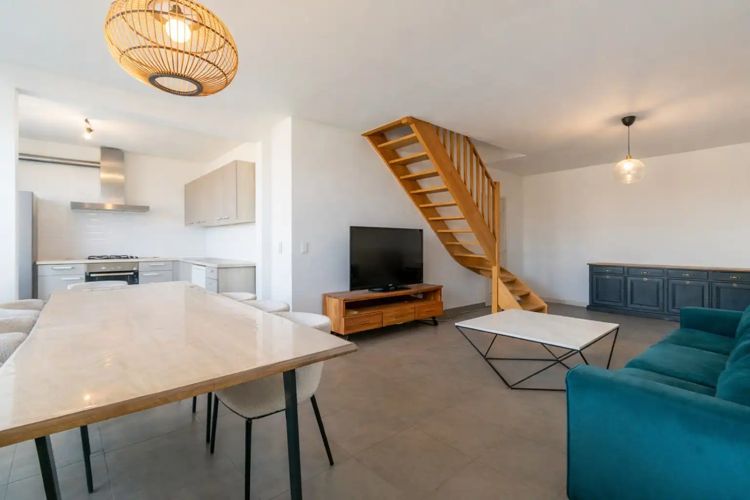 OPBRENGSTGEBOUW MET 4 RUIME APP + HANGAR (350m²)! foto 5