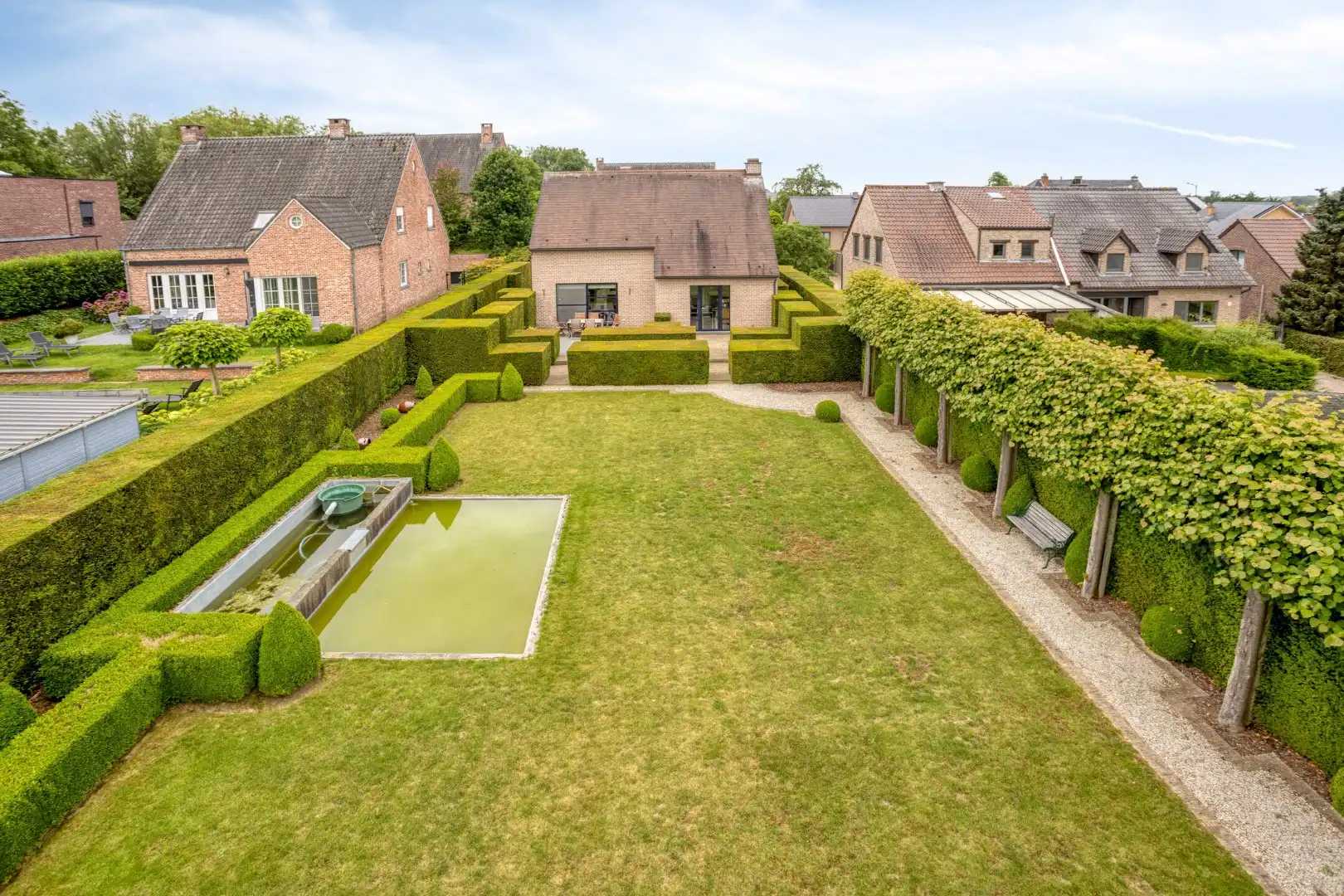 Landelijk en stijlvol wonen in alle rust – Ruime villa met fraai aangelegde tuin foto 2