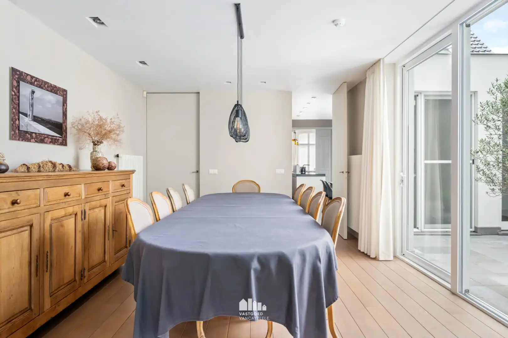 Exclusief en karaktervol herenhuis met 6 slaapkamers, inpandige garage en zonnige stadstuin in hartje Ieper foto 9