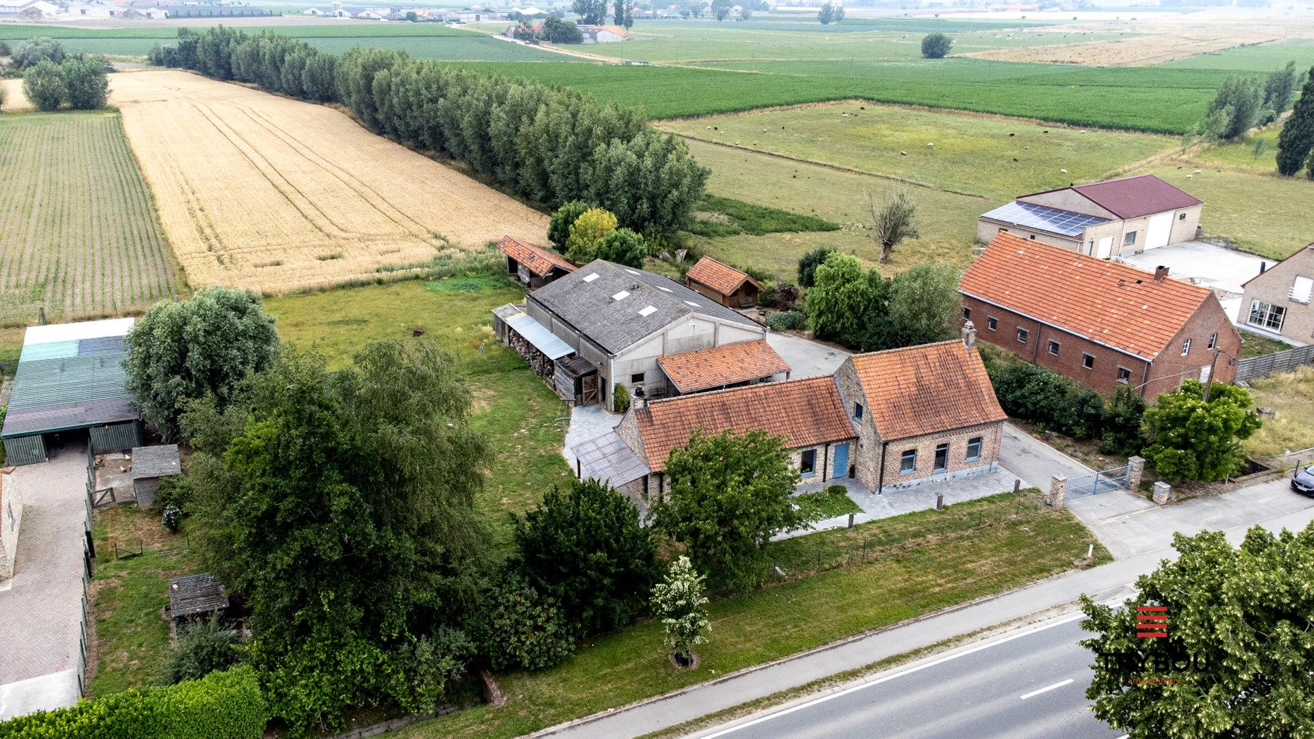 Te huur – Landelijke eigendom met loods in Merkem foto {{pictureIndex}}