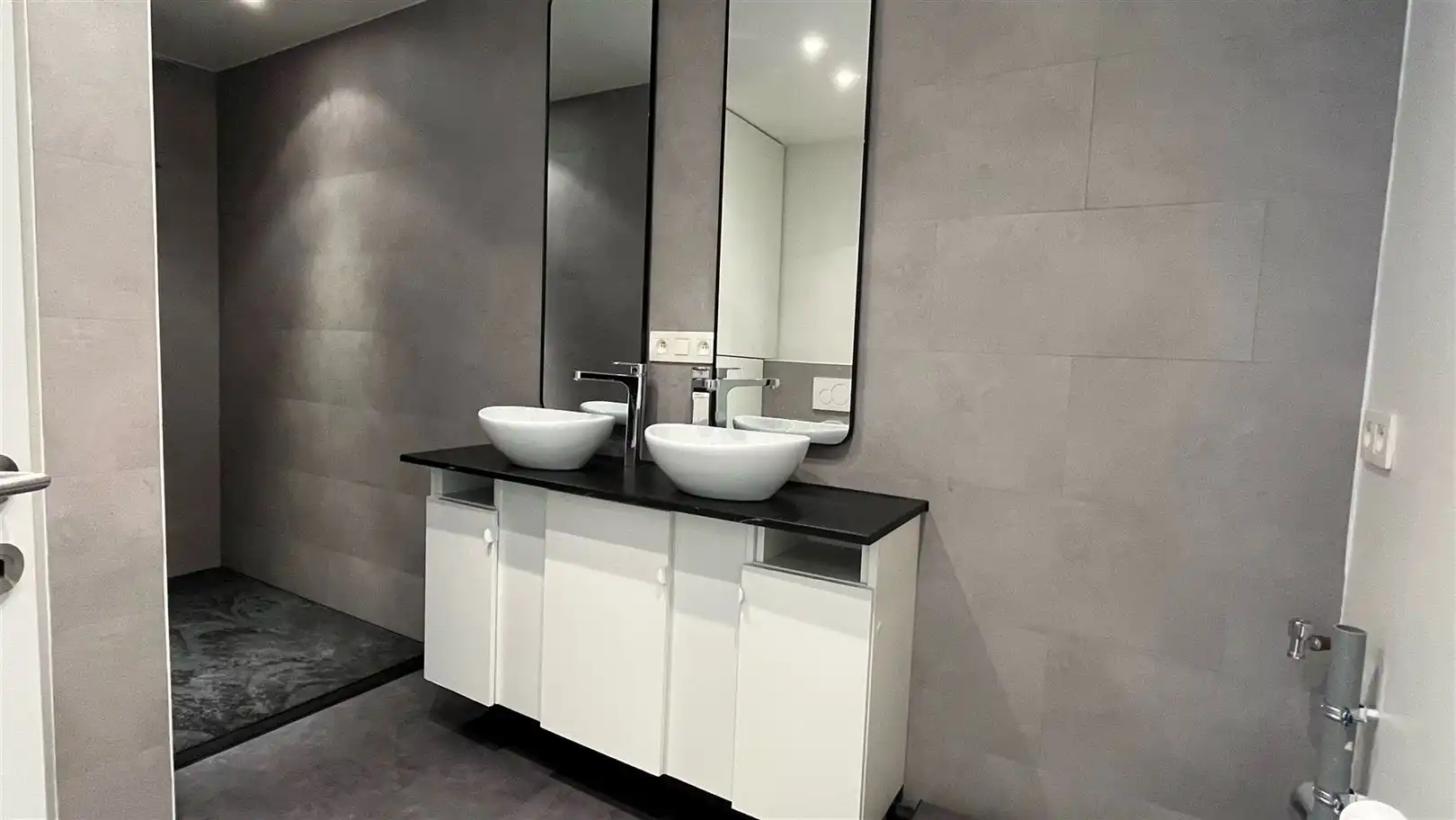 Gloednieuw gerenoveerd appartement in centrum Antwerpen foto 9