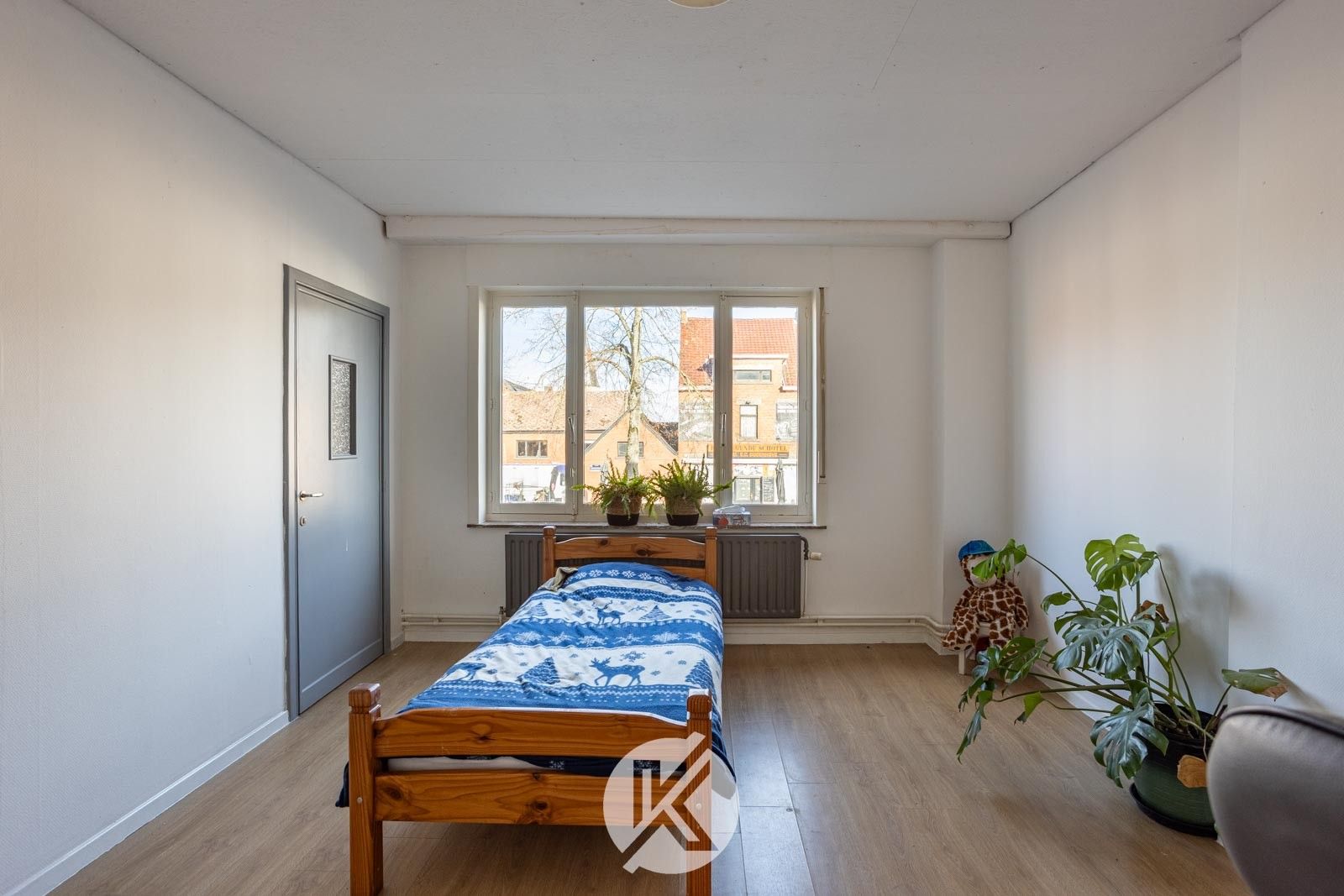 Ruime woning met polyvalente bijgebouwen foto 12