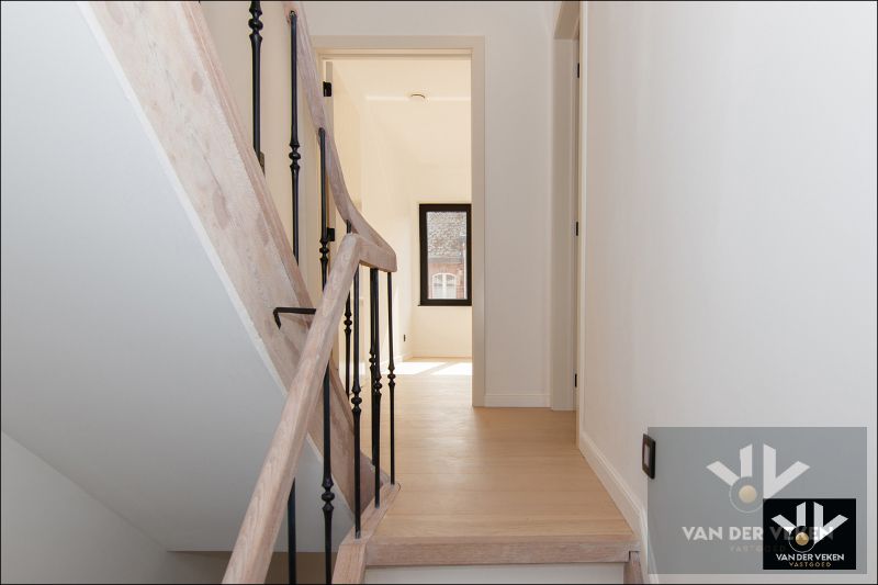 Volledig gerenoveerde & energiezuinige rijwoning met 4slpk te Hasselt foto 15