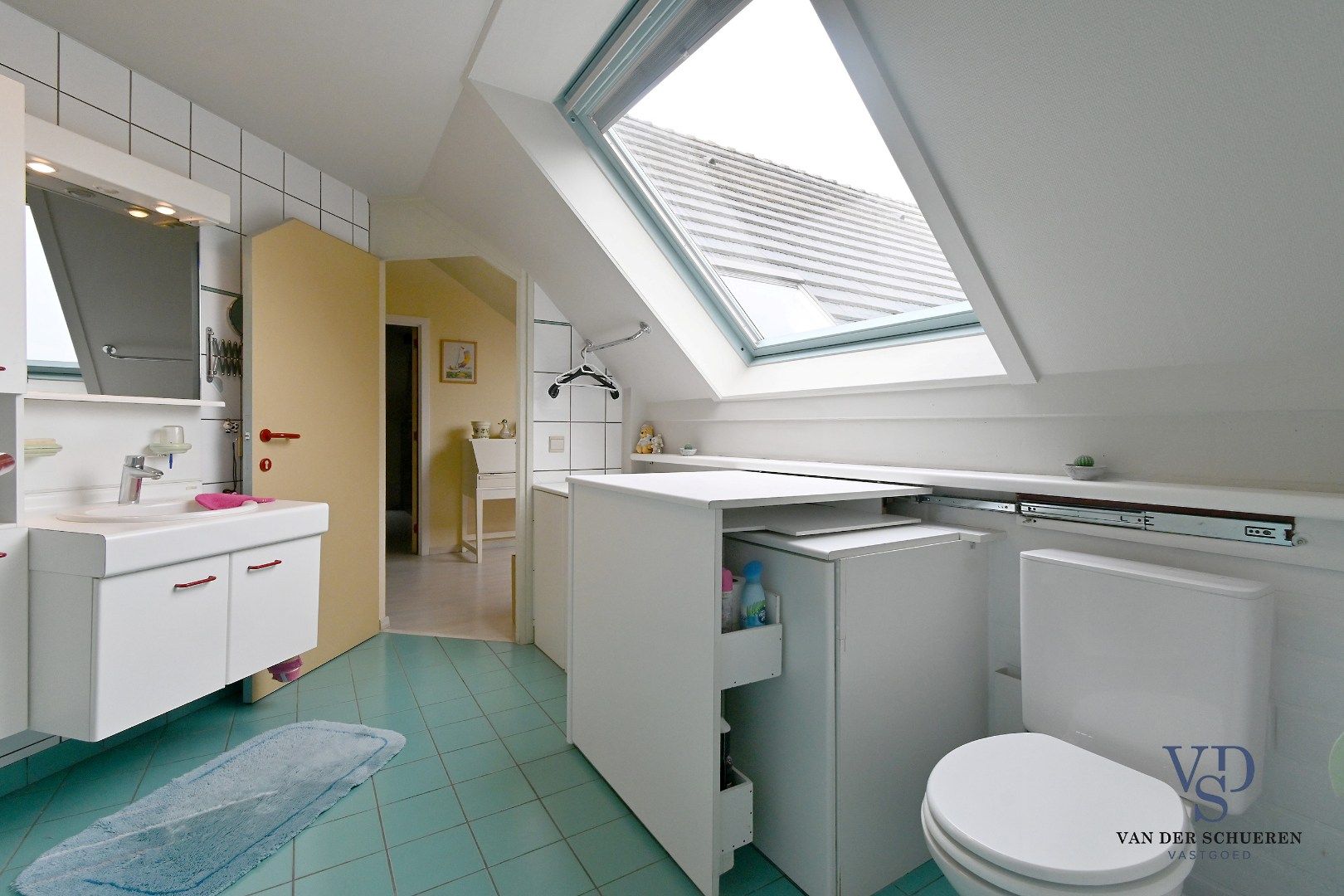 Ruim handelspand met penthouse in villastijl foto 30