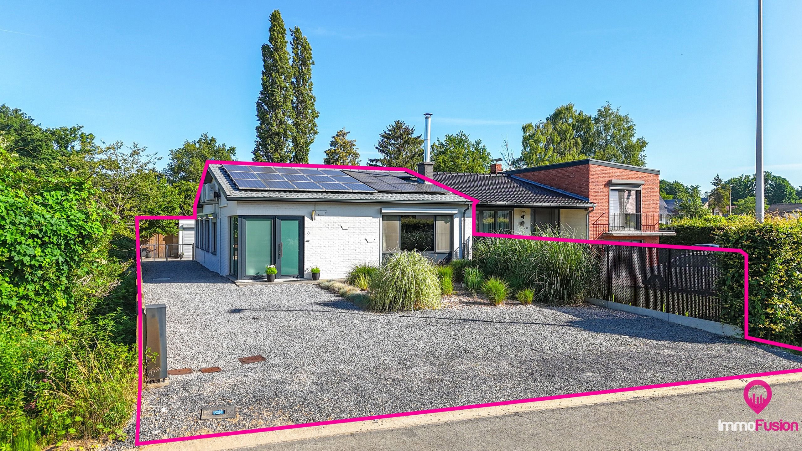 Praktische bungalowwoning met prachtige tuin en zwemvijver! foto {{pictureIndex}}