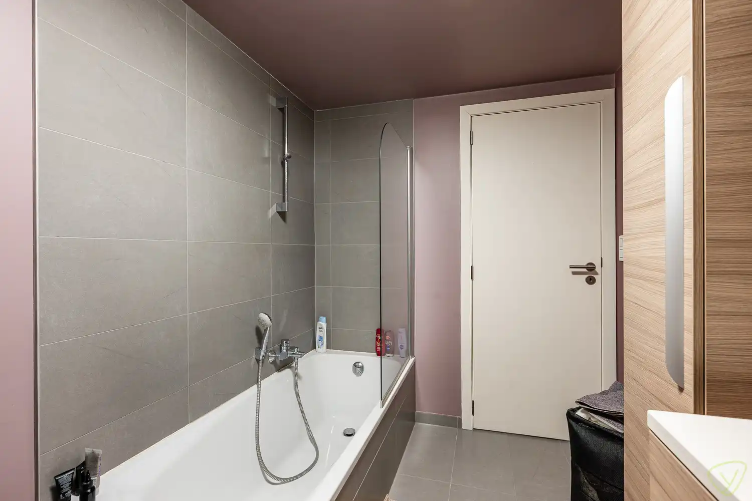 Modern en zeer goed onderhouden gelijkvloersappartement net buiten het centrum! foto 12