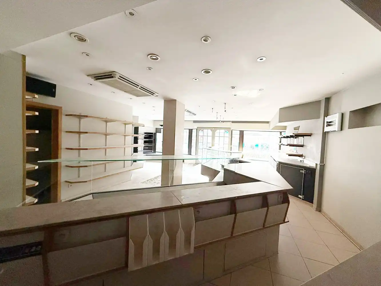 Handelsgebouw met verdiep te huur op topligging in centrum Ninove foto 3