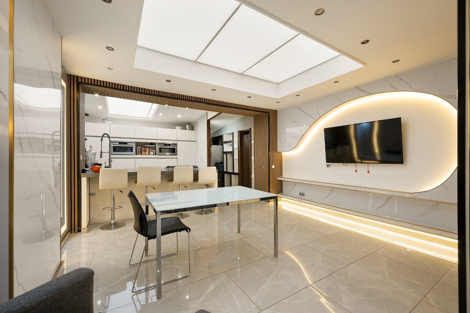 Gerenoveerde, energiezuinige woning met 4 slaapkamers, 2 badkamers en stadstuin in Menen foto 4