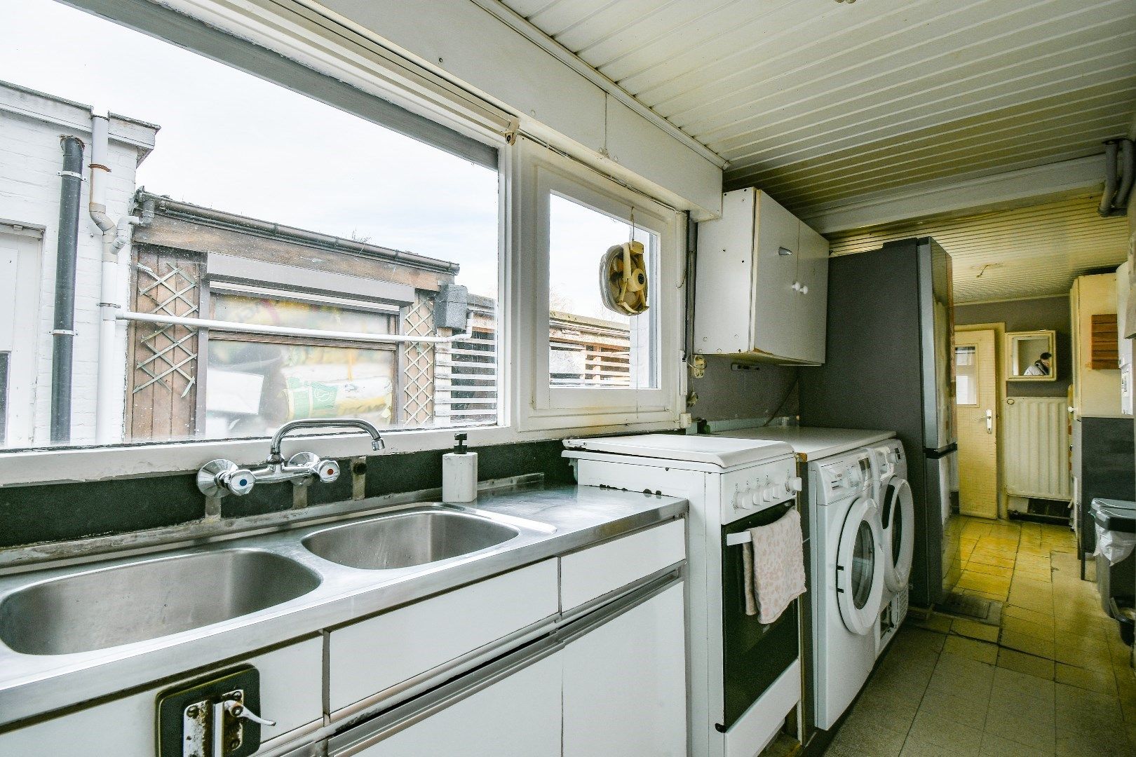Te renoveren woning in het hart van Torhout! foto 14