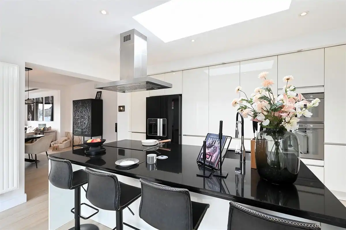 Geheel gerenoveerde woning met leuke tuin en grote garage foto 6