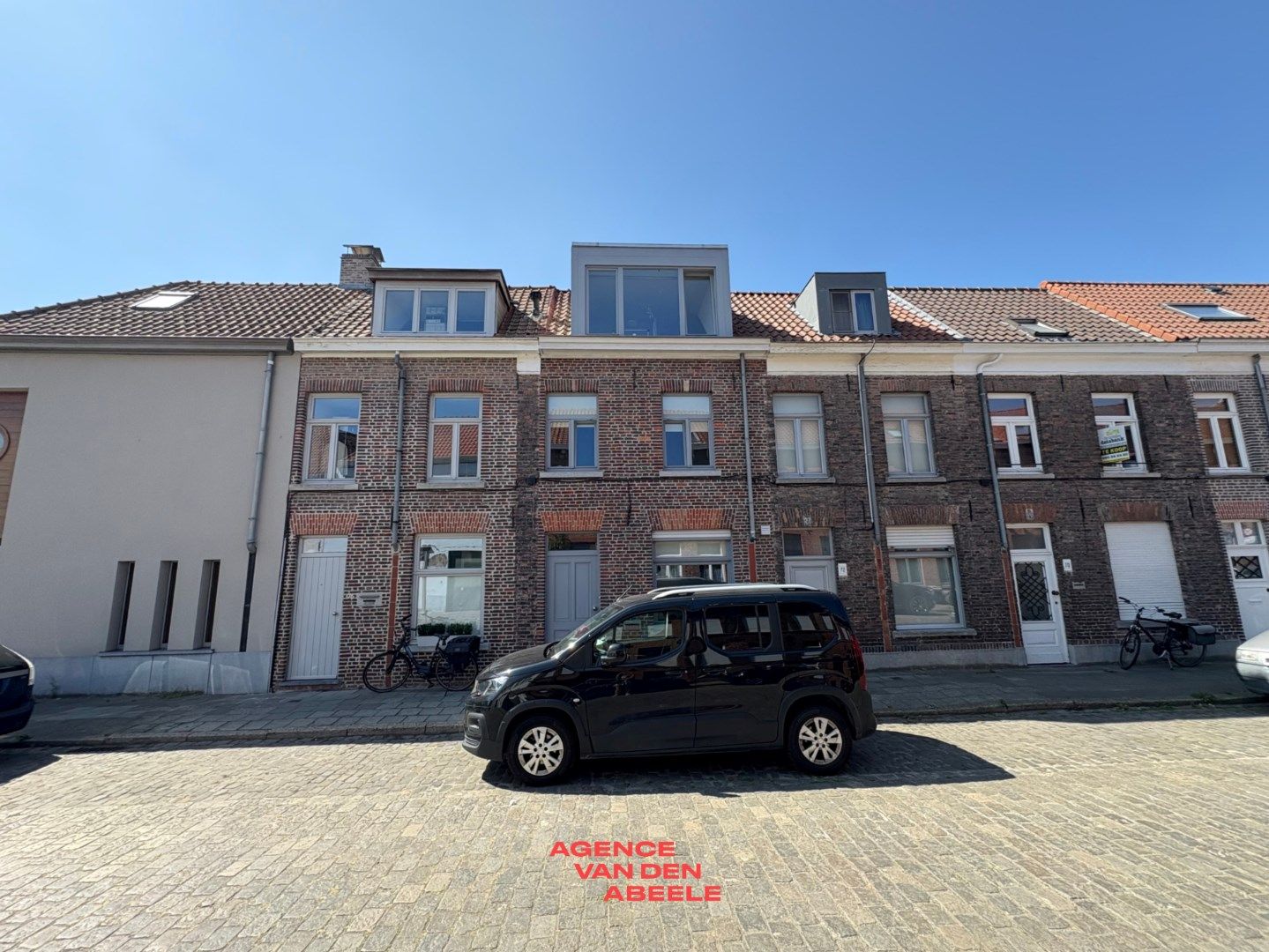 Vernieuwde rijwoning met zonnige terrassen foto {{pictureIndex}}