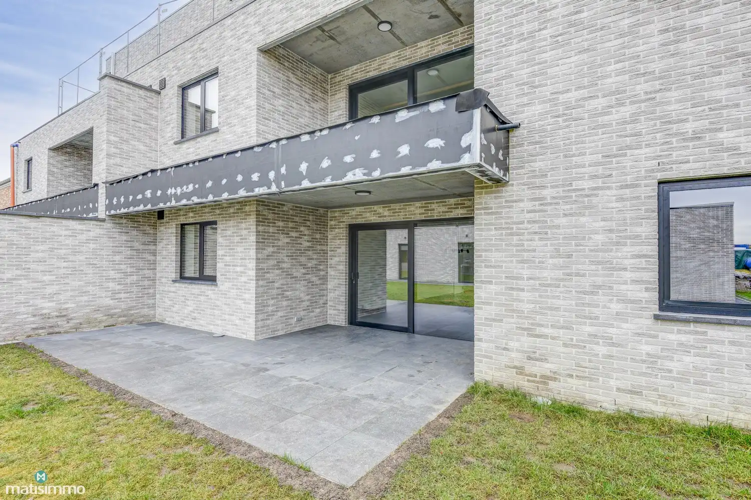 RUIM NIEUWBOUW APPARTEMENT MET 2 SLAAPKAMERS, TERRAS, GARAGE, AUTOSTAANPLAATS EN KELDERBERGING TE BEVERST foto 19