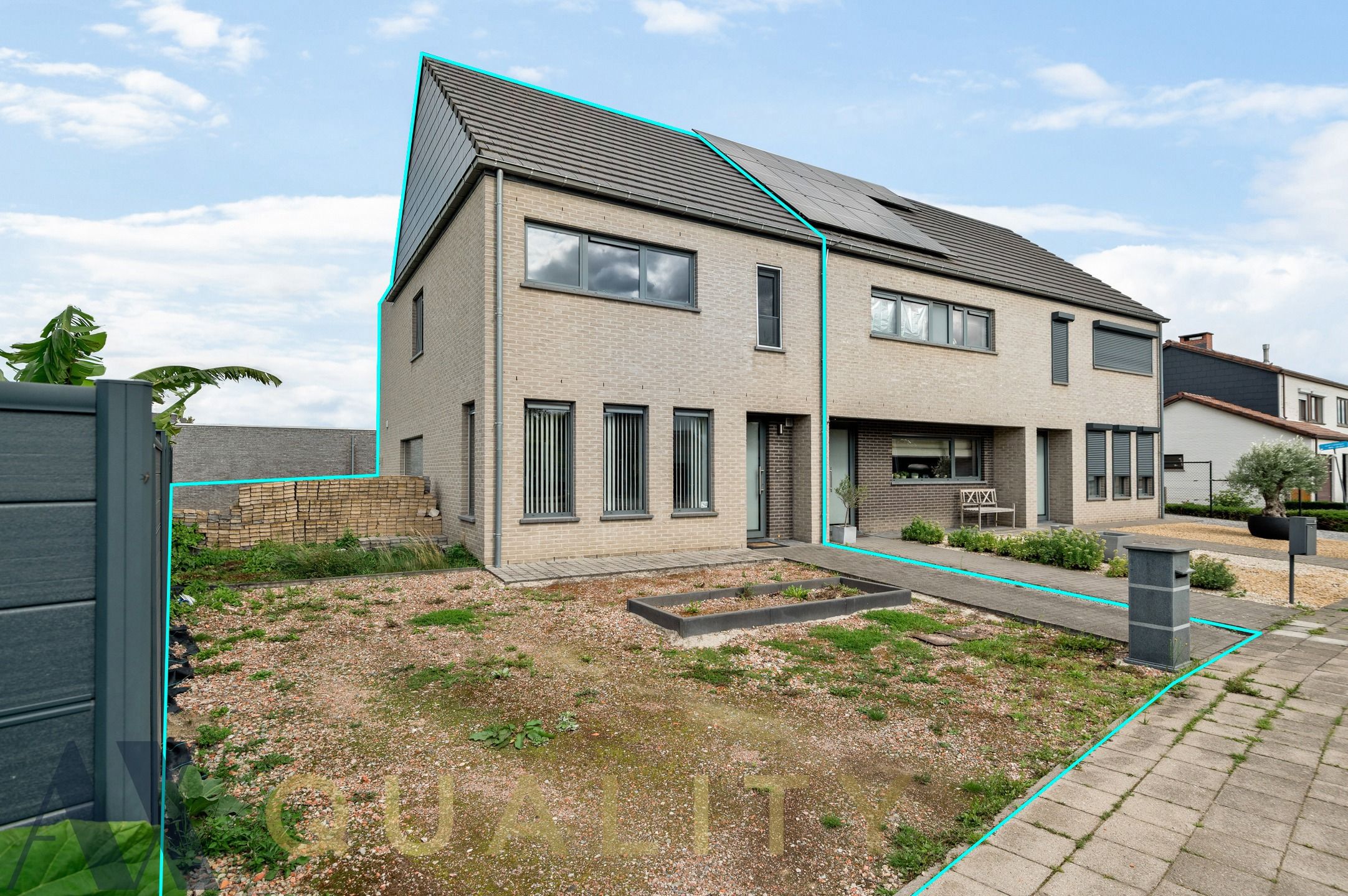 Instapklare recent energiezuinige (energielabel A) Half-open woning met  3 slpk. tuin en dubbele garage foto {{pictureIndex}}