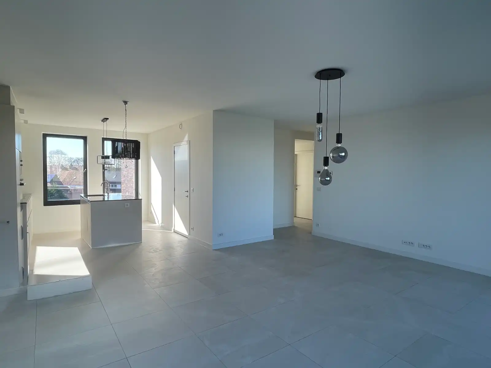 Instapklaar tweeslaapkamer appartement met ruim terras foto 2