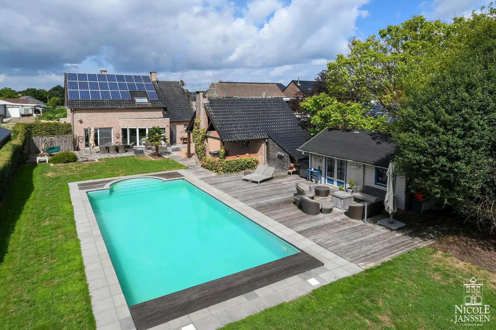 Instapklare gezinswoning met vier slaapkamers en zwembad foto 3