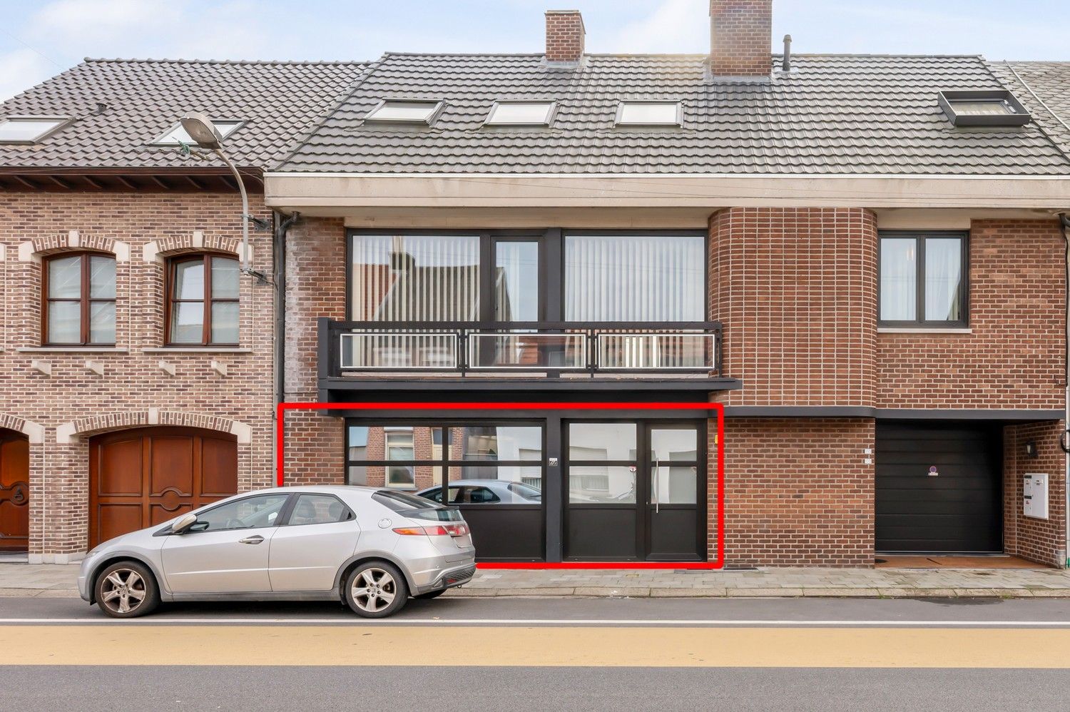 Uitzonderlijk gelijkvloers appartement met royale kelder en twee carports. foto 5