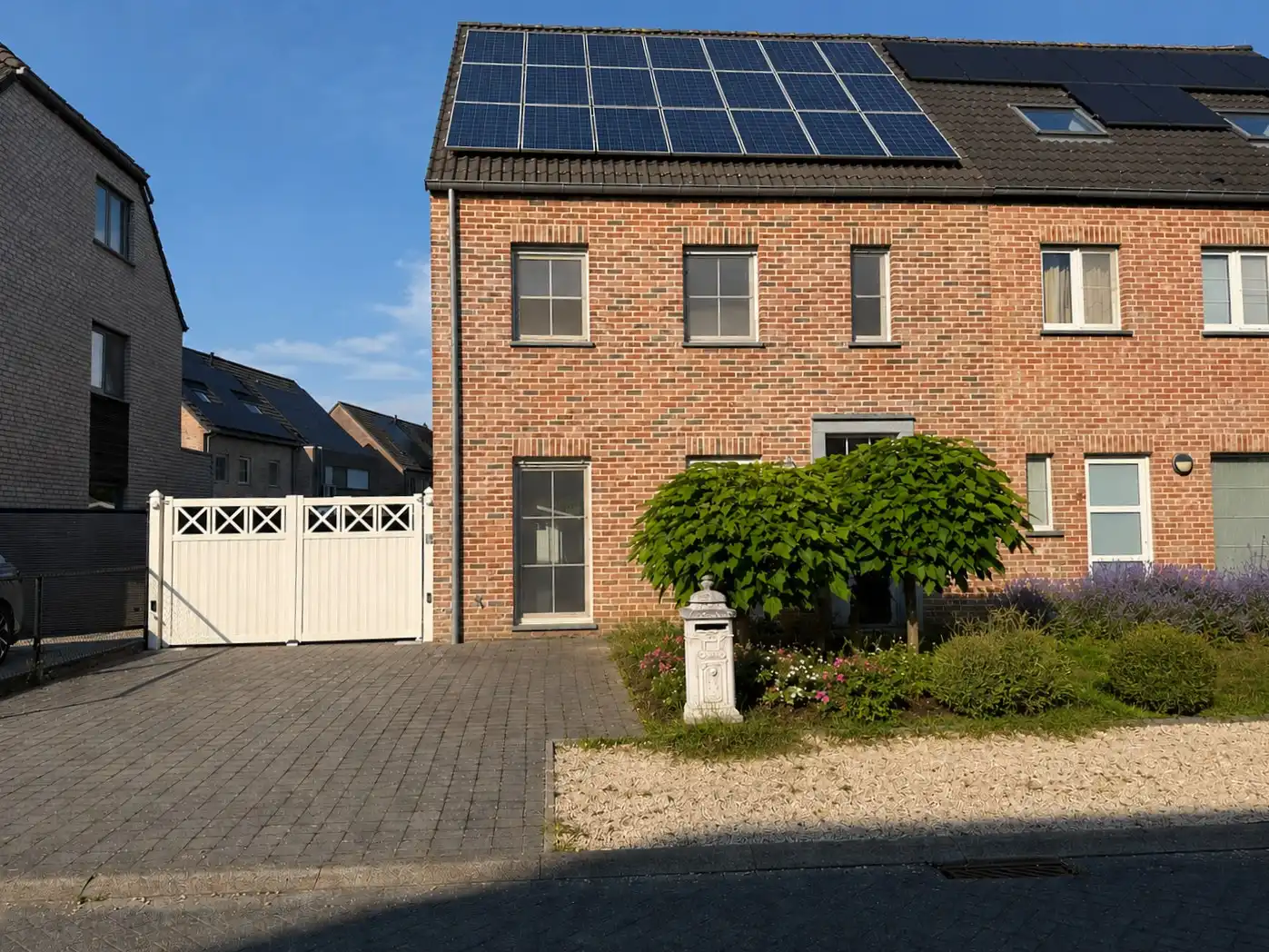 Instapklare halfopen bebouwing met 3 slaapkamers, afgewerkte zolder, zwembad en EPC A foto 5