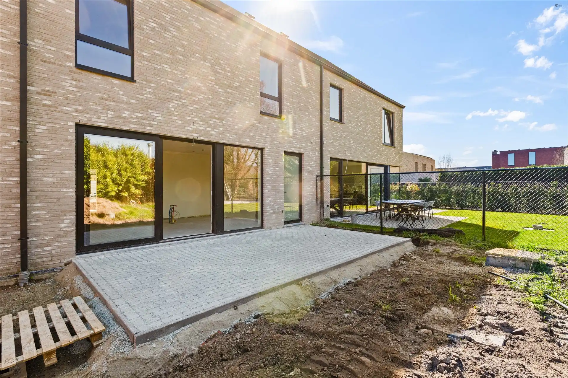 Zeer ruime gesloten bebouwing foto {{pictureIndex}}