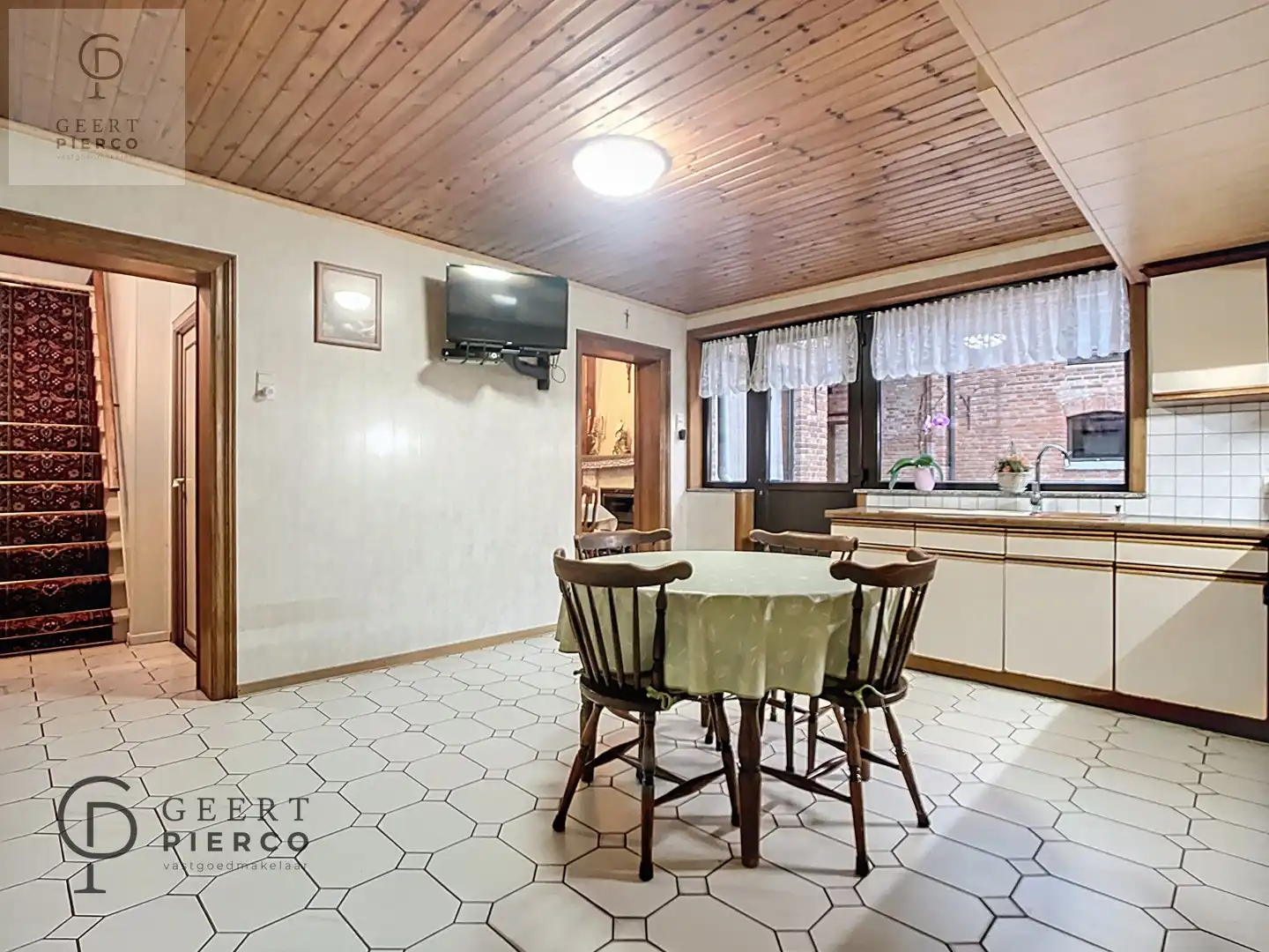 Karaktervolle hoeve met loods op een perceel van 16a76ca. foto 11