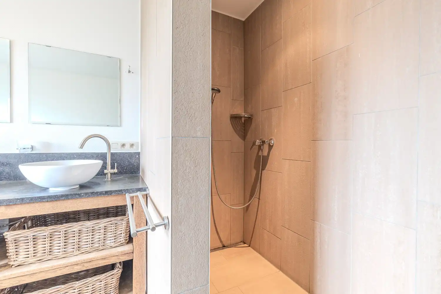 Instapklare woning op een ruim perceel van circa 8a8ca met tuin en garage op een gunstige locatie. foto 21