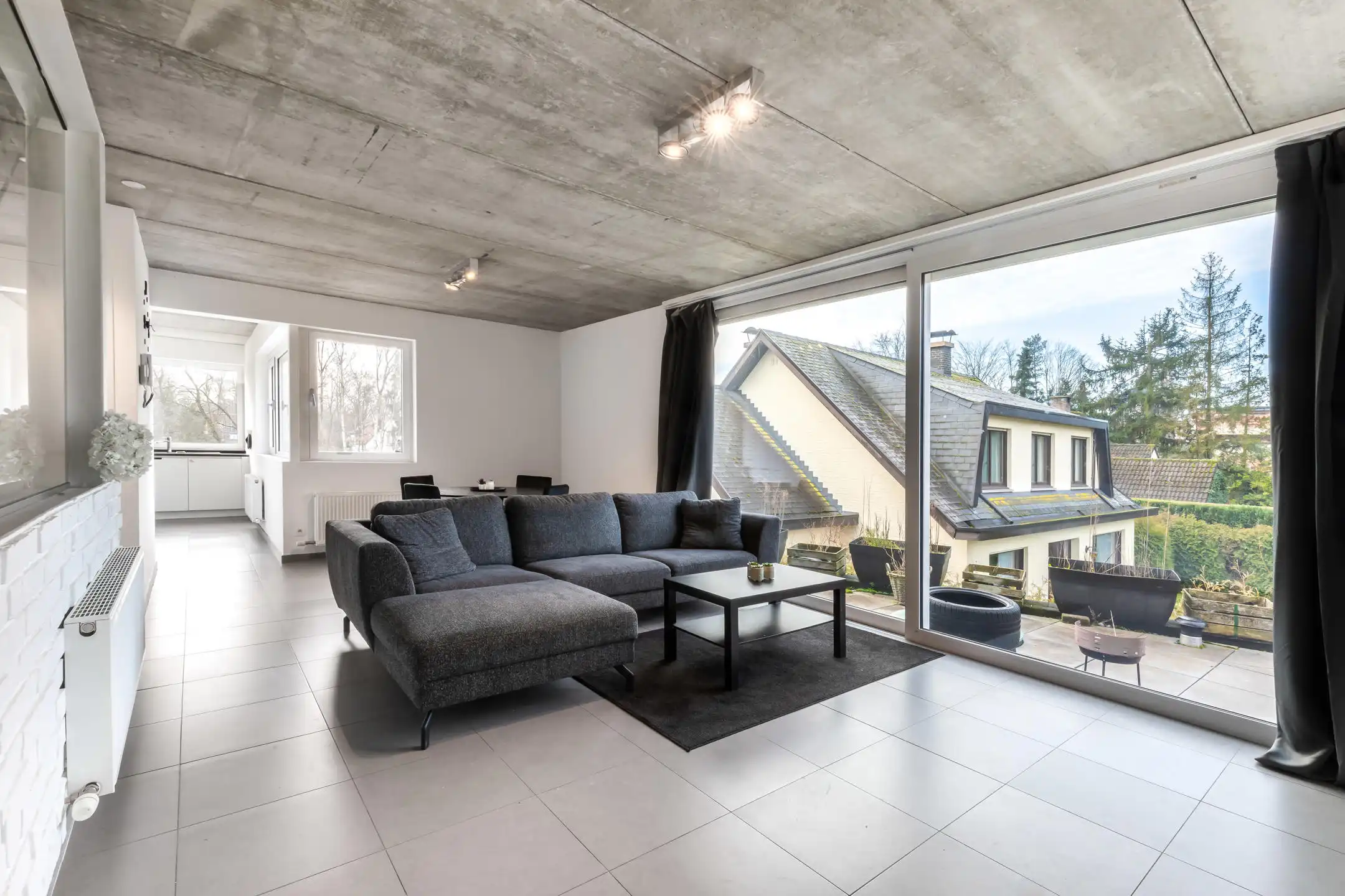 Modern gebouw met handelsgelijksvloers + duplex 1slpk app. foto 9