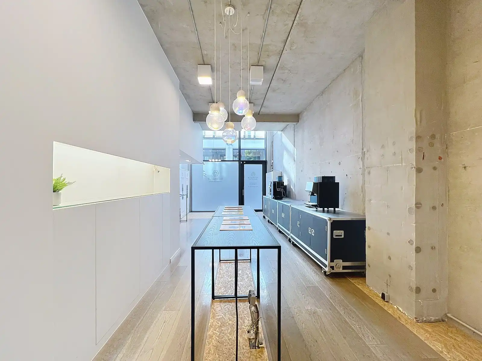 Winkelpand TE HUUR met industriële uitstraling in de Delaerestraat tussen stijlvolle handelszaken. foto 8