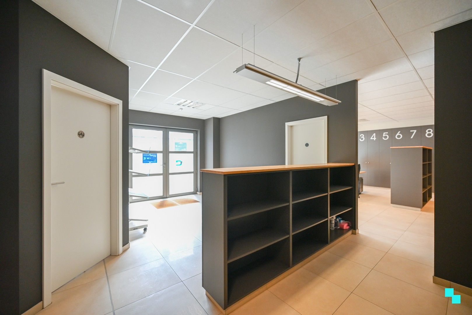 Uiterst commercieel en vlot bereikbaar handelspand (340 m²) te Izegem foto 6