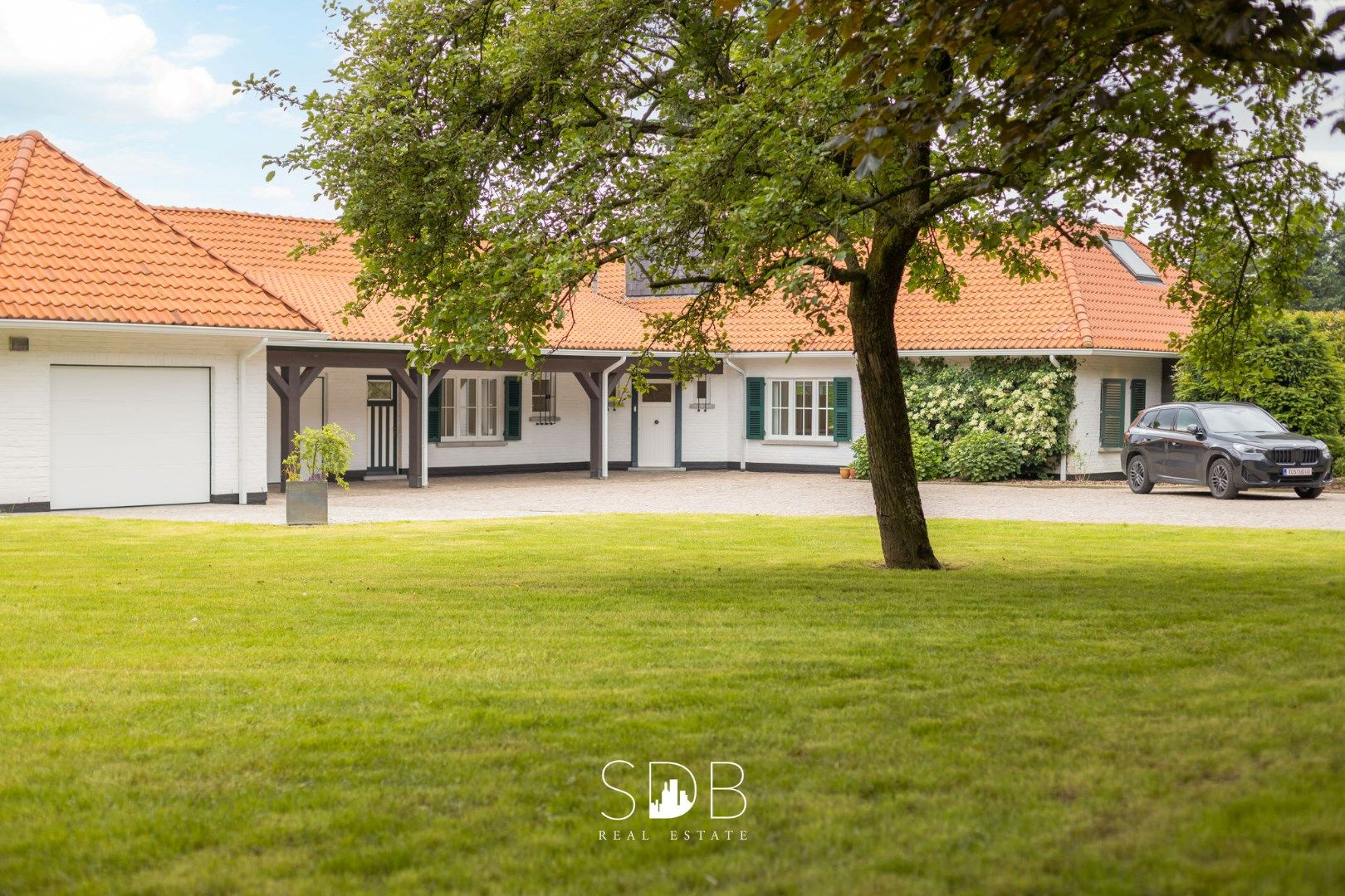 Prachtige villa met zwembad, paardenstallen, paddock en grasland op 1,3HA foto 3