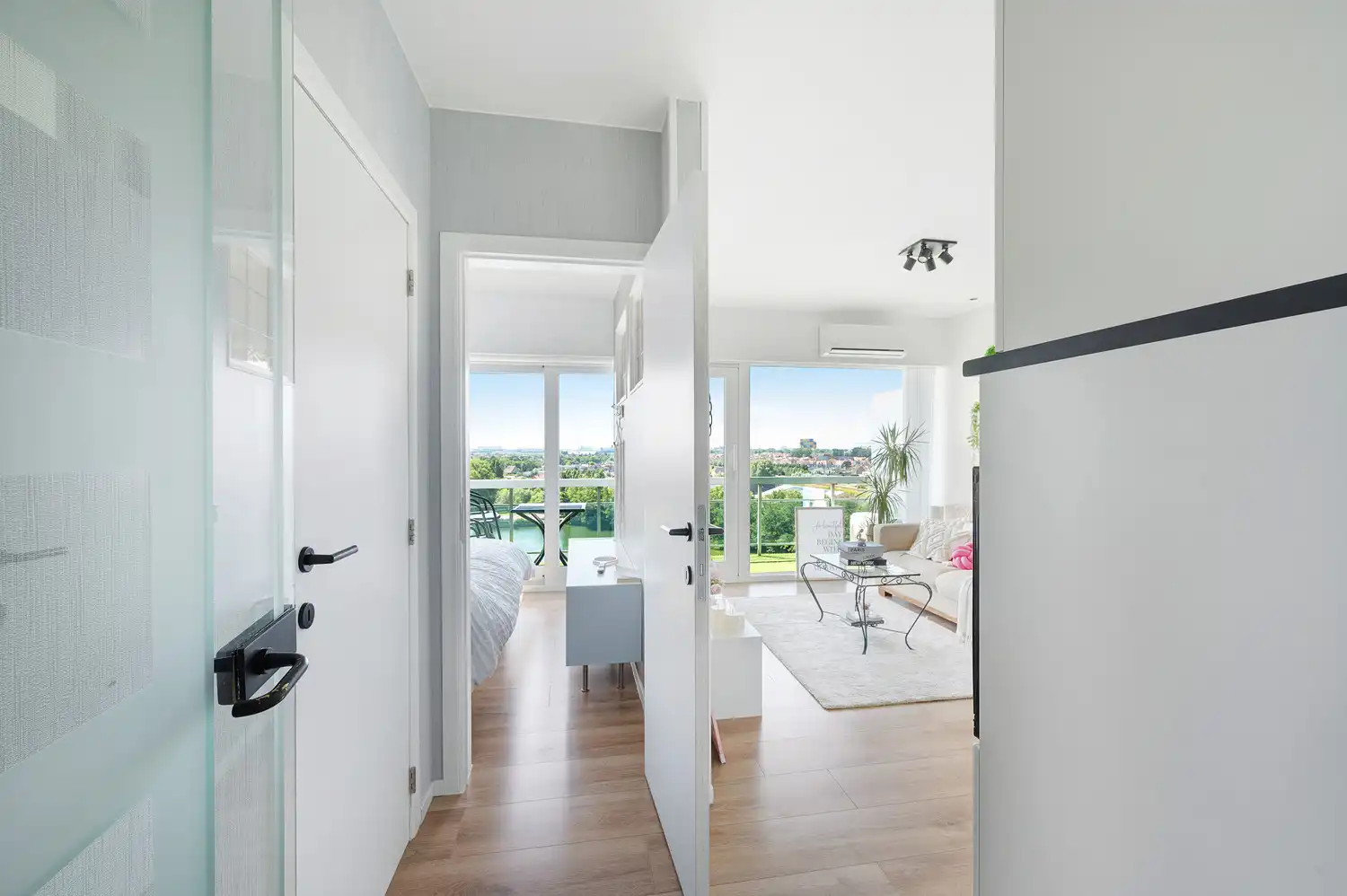 Prachtig gemeubelde vernieuwde studio/appartement met zonnig terras en open zichten foto 5