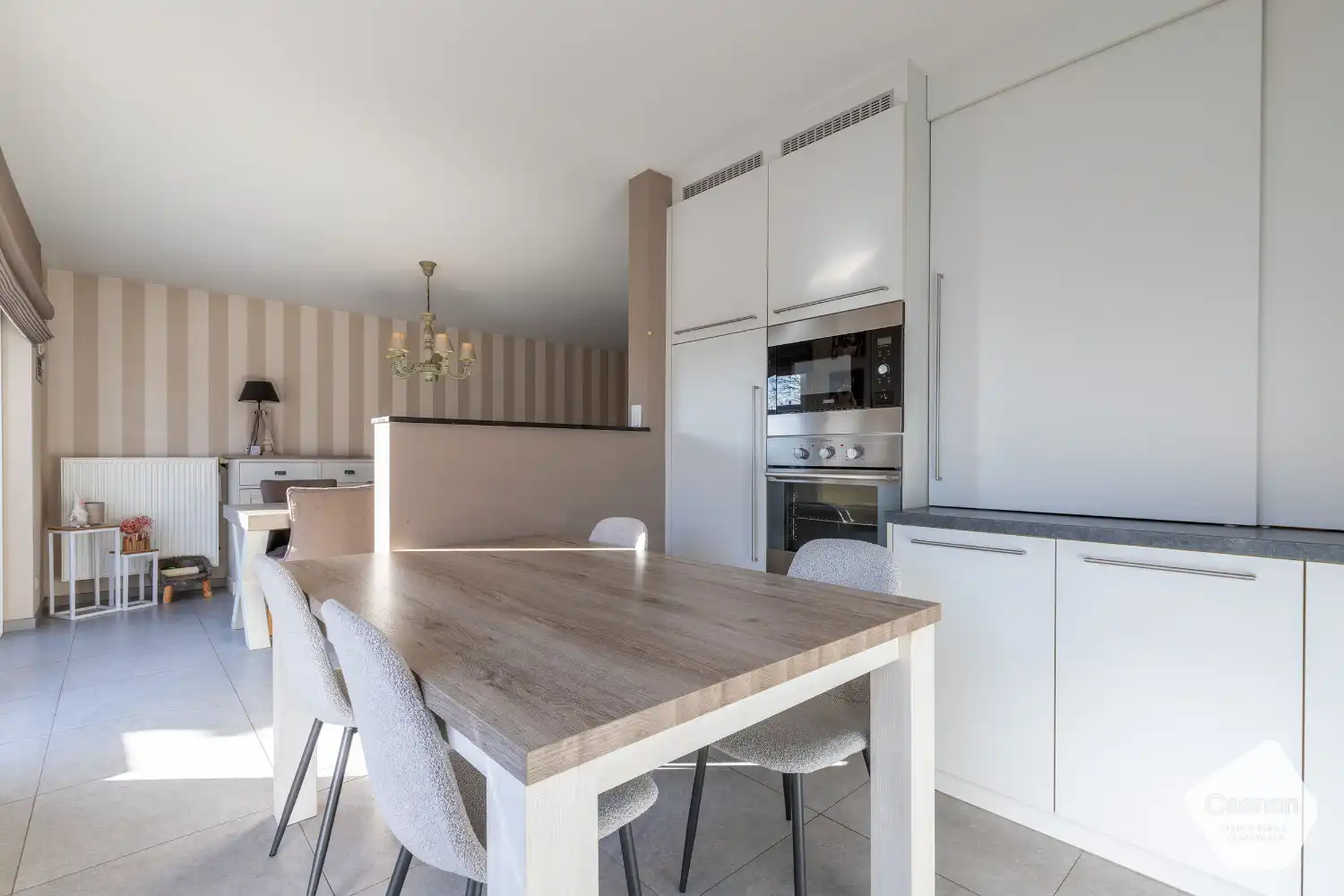 Recente en energiezuinige woning (2013) met 3 slaapkamers, inpandige garage en een uniek bijgebouw! foto 7