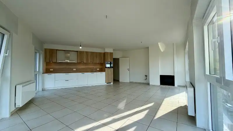 Lichtrijk hoekappartement met 2 slaapkamers en ondergrondse parkeerplaats foto 4