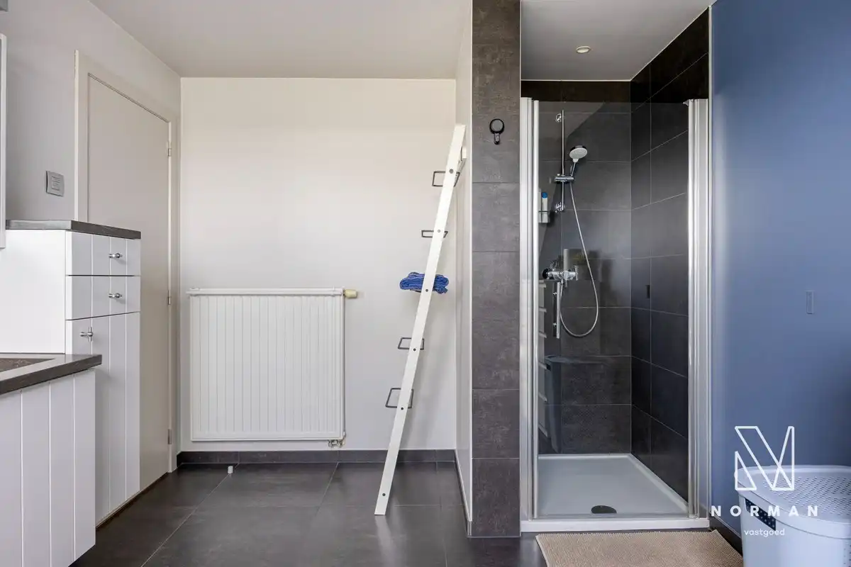 Meer dan instapklare woning (BJ 2013), met tuin, inpandige garage, 3 slks,.. in de Koolakker te Kuurne. foto 15