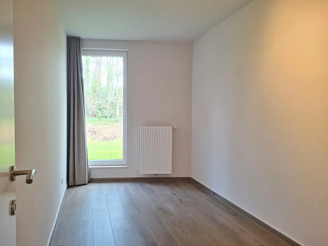 Modern en stijlvol gelijkvloers appartement net buiten Genk centrum foto 11