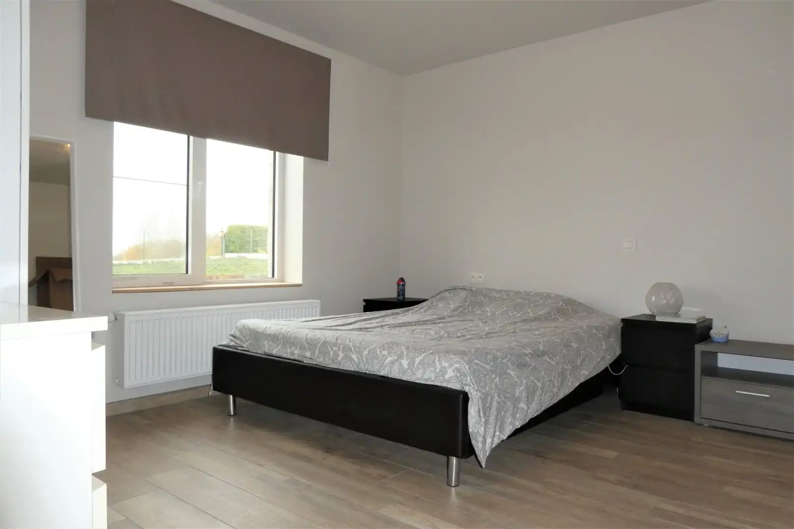 Prachtig nieuwbouw gelijkvloers appartement van 120m² met zuidgericht terras v 54m², tuin, 6 zonnepanelen en twee staanplaatsen. Toegankelijk met rolstoel. Aanrader! foto 15