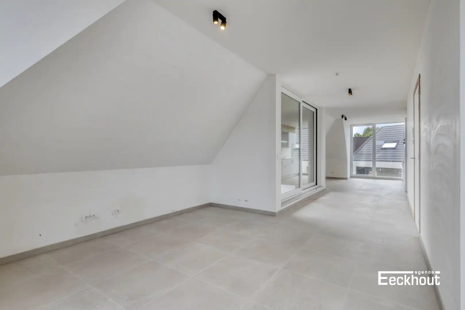Lichtrijk dakappartement met zonnig terras te Bredene-Dorp! foto 4