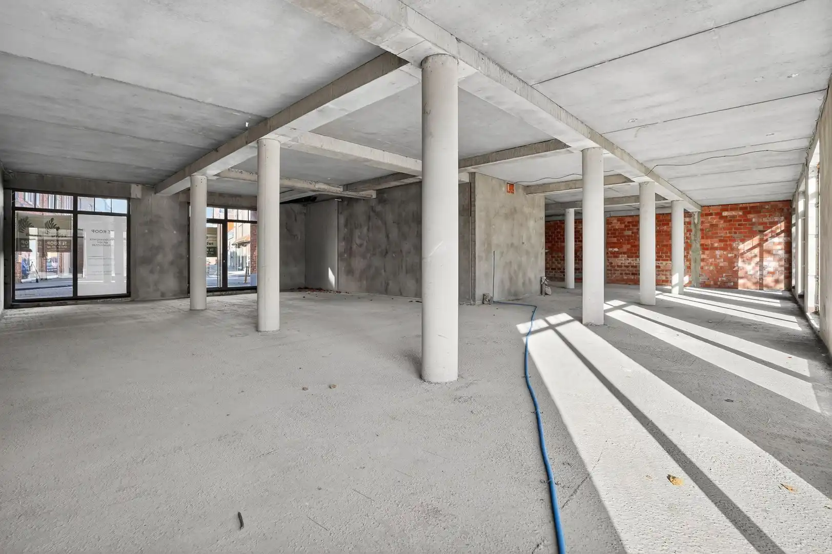 Casco handelsruimte met garage in het centrum van Oostrozebeke! foto 2