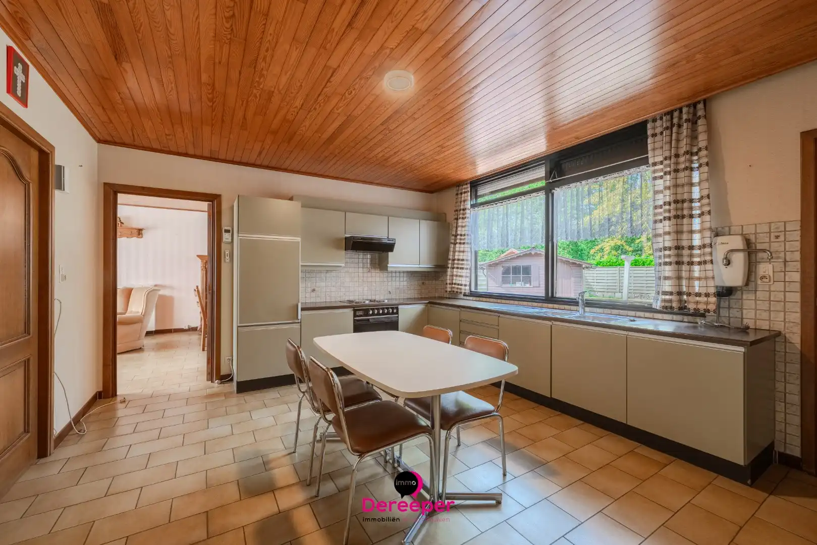 Te renoveren bungalow op ruim perceel van 678 m² foto 4