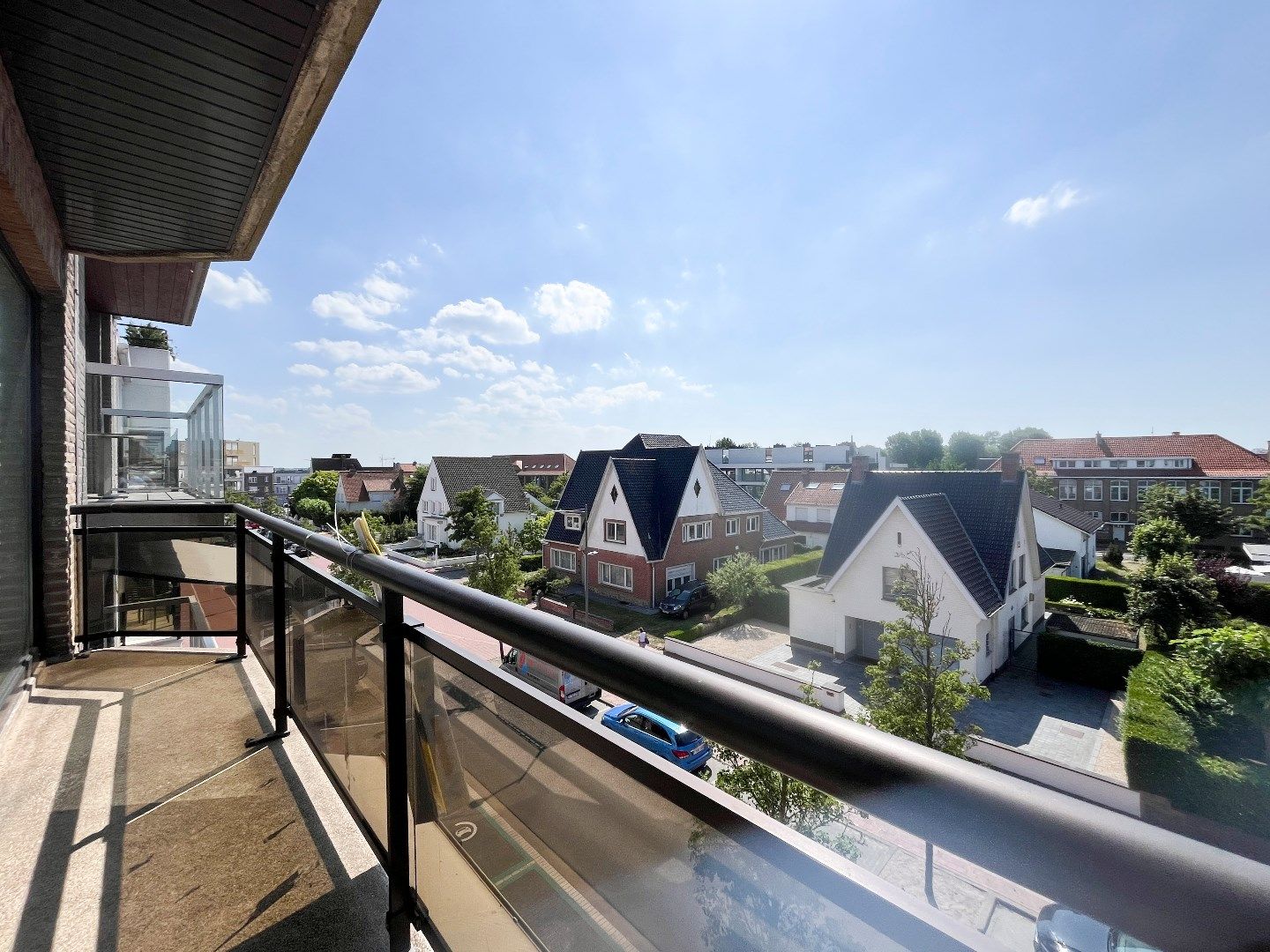 Zuid-west gericht twee slaapkamerappartment met open zicht en tandemgaragebox in de Koningslaan. foto 2