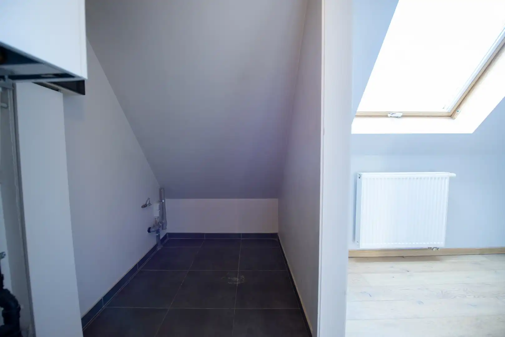 Gezellige, recente studio met staanplaats op centrale ligging te Sint-Joris foto 9