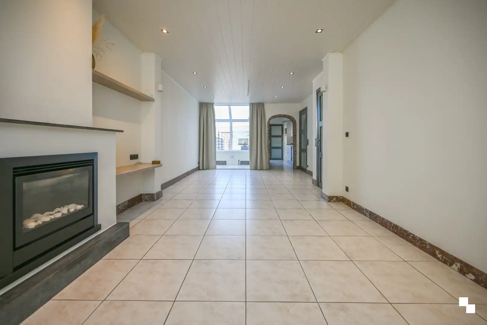 Rijwoning met uitweg achteraan en ruime garage te Izegem foto 3