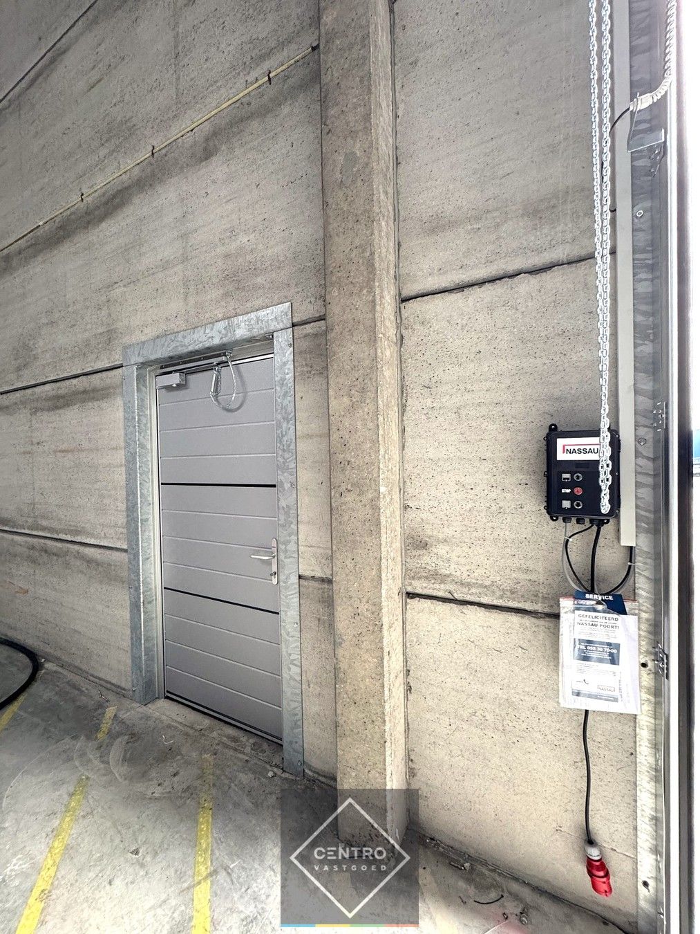 Instapklaar MAGAZIJN (1.200m²), voorzien van 2 LAADKADEN (met levellers), elektrische sectionaalpoort en verhard terrein (voor- en achterkant) op industriezone te Gistel. foto 5