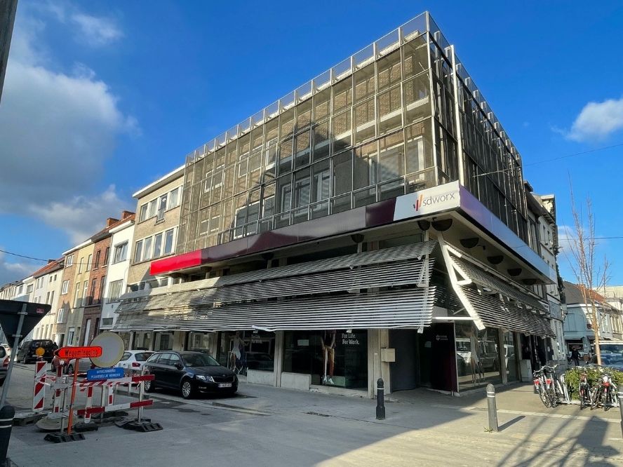 Instapklaar en polyvalent handelspand/kantoor te huur foto {{pictureIndex}}