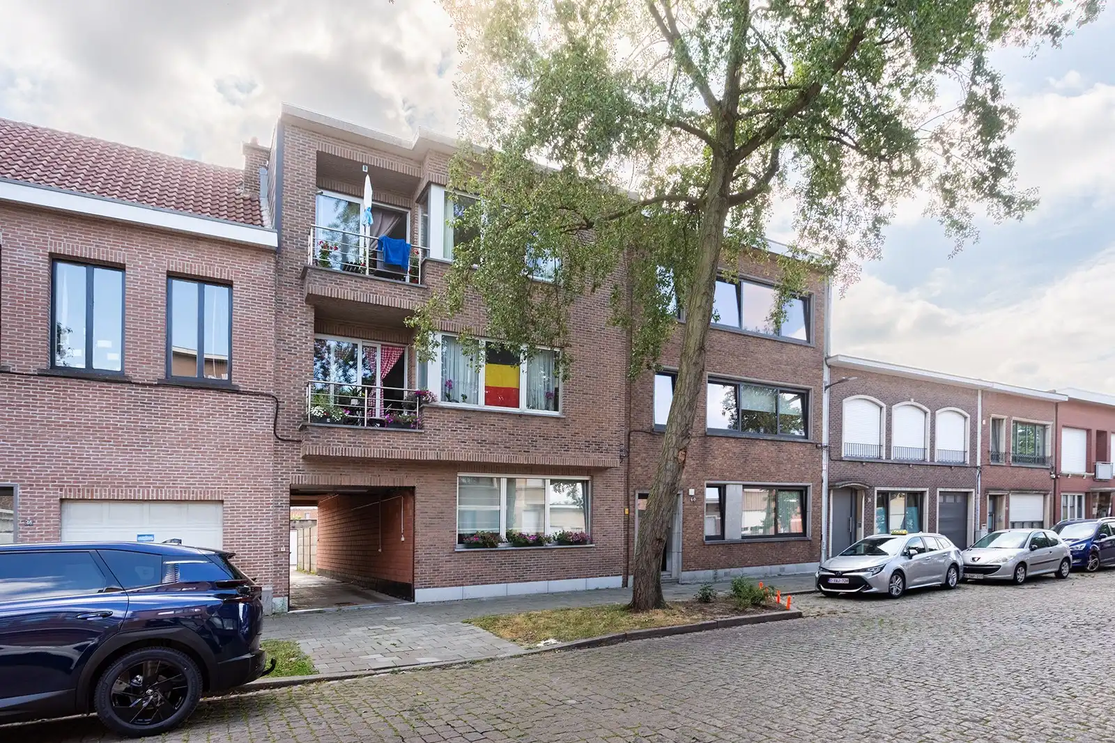 Opbrengsteigendom met 6 appartementen en 9 garageboxen foto 2