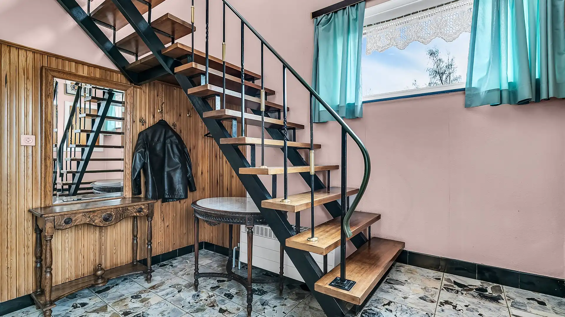 Rustig gelegen te renoveren woning met 4 slaapkamers op een perceel van 13a 07ca foto 2