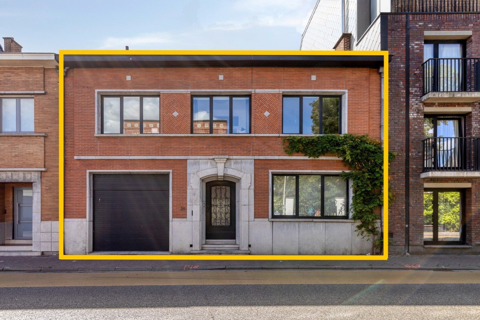 TE HUUR - Op zoek naar een stijlvol en uniek herenhuis met 5 slpk in hartje Merchtem? Welkom Home! foto 2